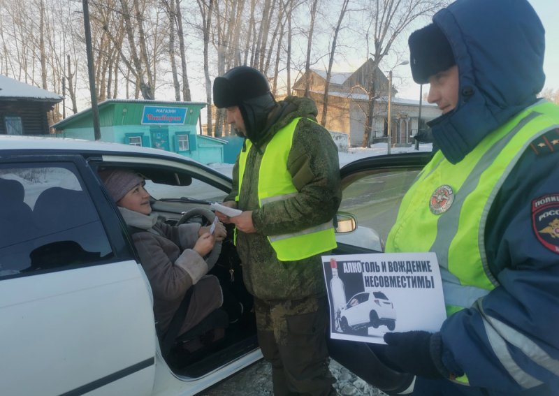 В селах Бурятии автоинспекторы и дружинники консультируют граждан по порядку подачи сообщений о нетрезвых водителях