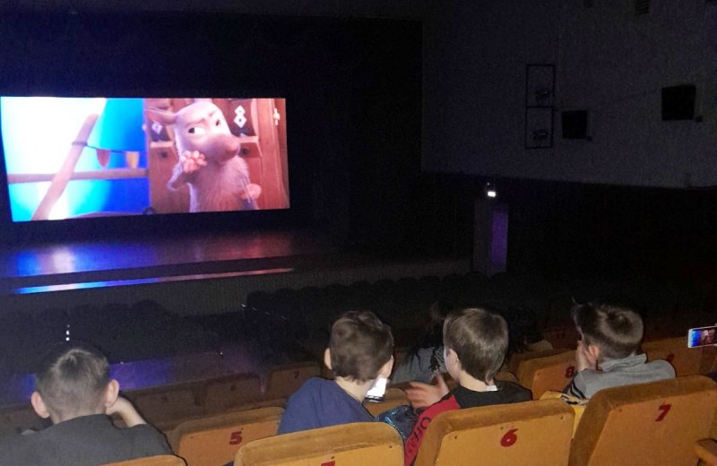 В Бичурском районе полицейские и общественники организовали поход в кинотеатр для детей
