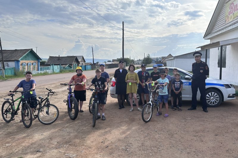 В Бурятии сотрудники Госавтоинспекции проводят на детских площадках инструктажи велобезопасности